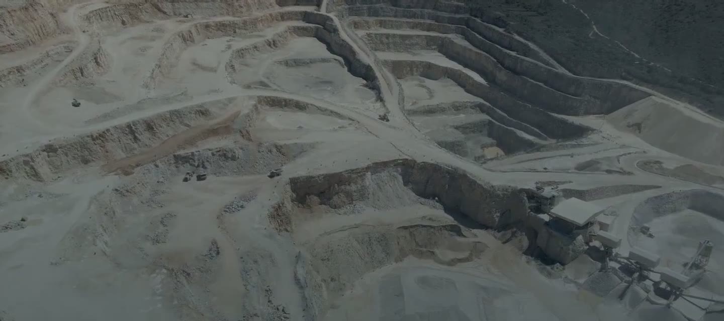 Rajó abierto con caminos de acarreo en una gran mina de Chile